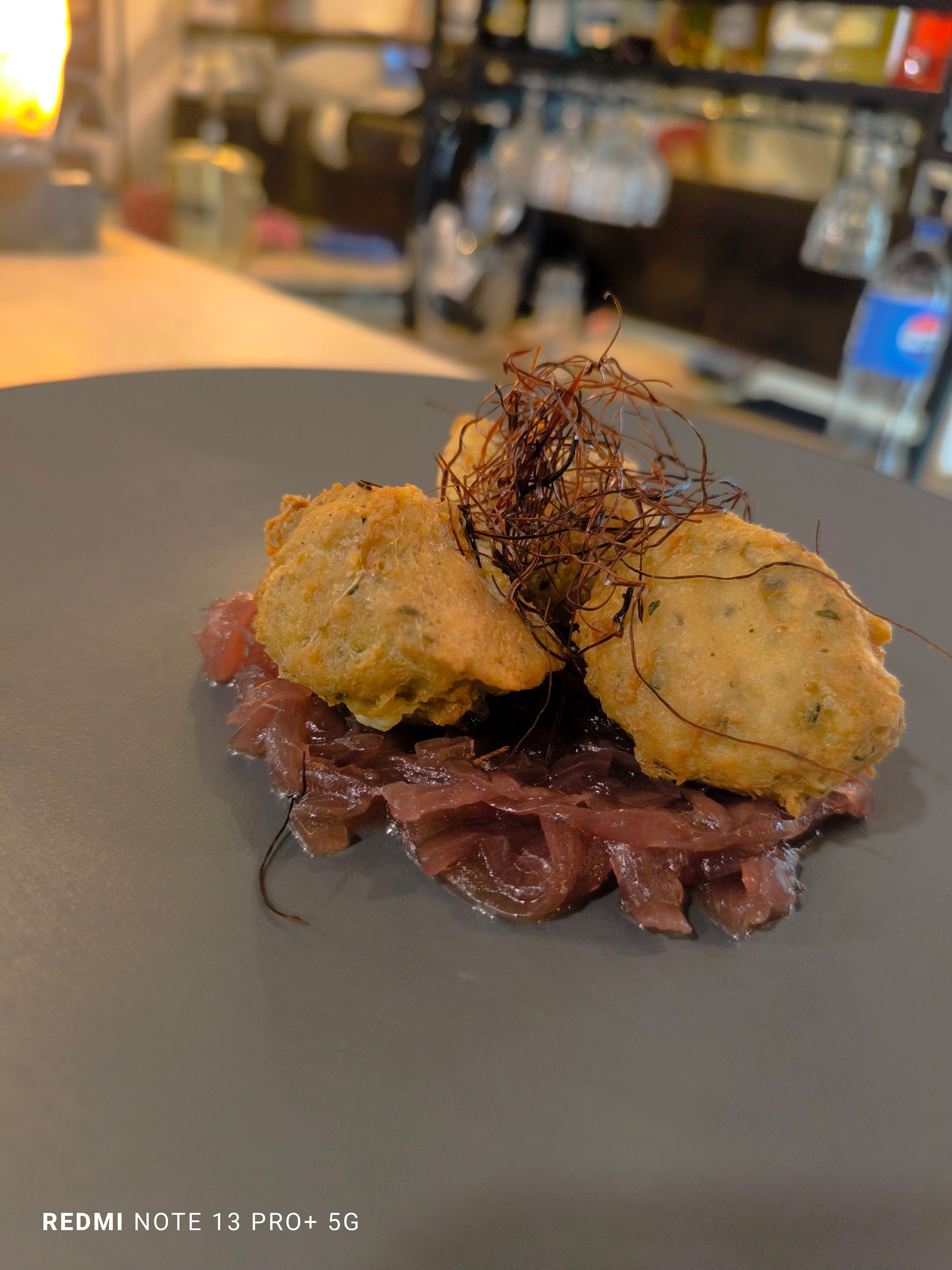 Nuvola di baccalà su cipolla caramellata con porro fritto